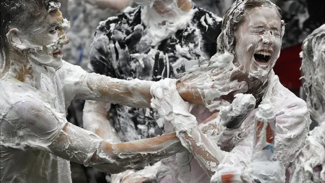 ફીણની હોળીની મસ્તી