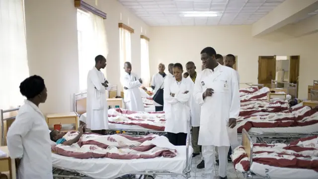 Denis Mukwege s'adresse au personnel et aux étudiants lors d'une visite au service des patients en convalescence, le 2 novembre 2007 à Bukavu.