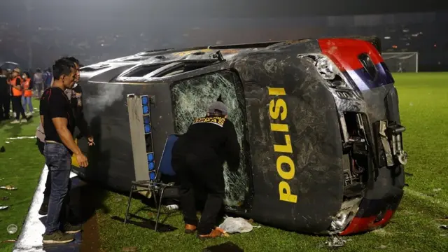 Uništeno policijsko vozilo