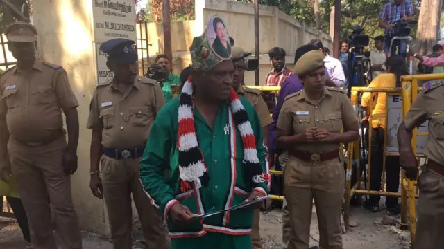 முதல்வர் ஓ பன்னீர்செல்வத்தின் இல்லத்தில் குவியும் தொண்டர்கள்