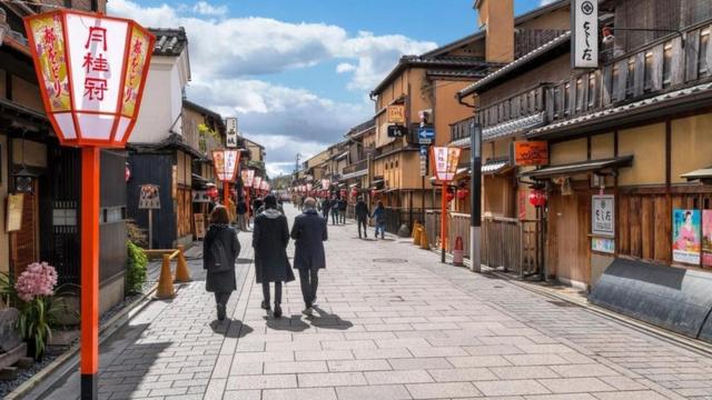 Tres personas en una calle limpia de Japón
