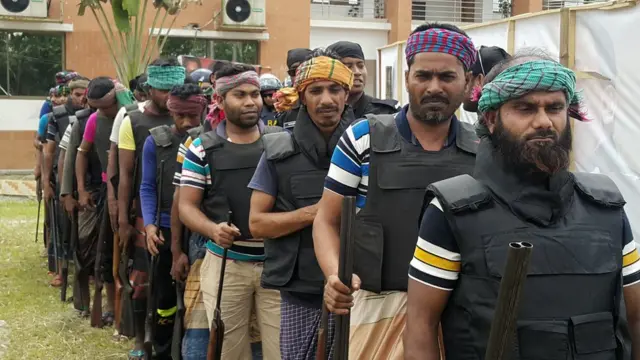 র‍্যাবের কাছে আত্মসমর্পণের প্রস্তুতি।