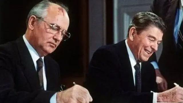 रोनाल्ड रीगन के साथ मिखाइल गोर्वाचेव