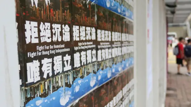 中大校園的民主牆貼滿了具爭議性的海報。