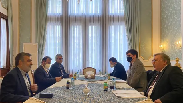 بهروز کمالوندی معاون سازمان انرژی اتمی ایران و رضا نجفی دیگر معاون وزارت خارجه برای مذاکرات عازم وین شده اند و در این تصویر مشغول مذاکره با نماینده روسیه در مذاکرات وین هستند