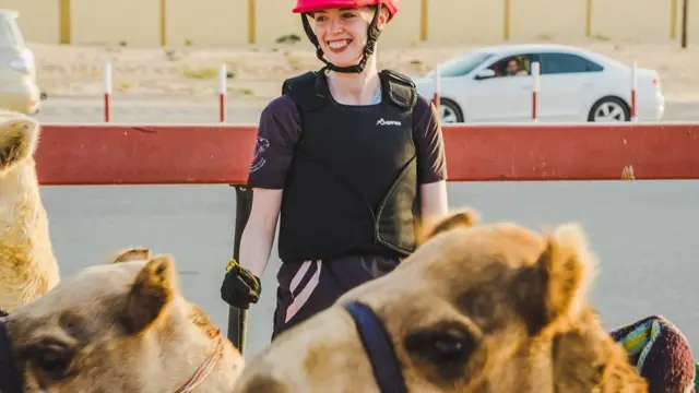 حصلت كاتي على وظيفة جديدة سمحت لها بالبقاء في دبي وسباق الهجن