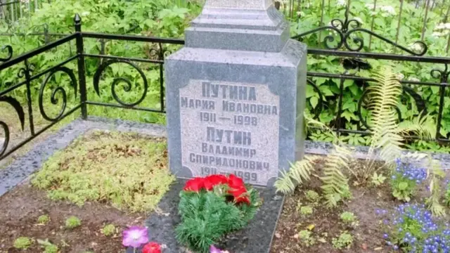 Путин ота онасининг қабри