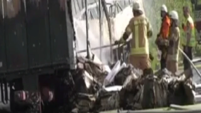 Les restes du car en feu encerclés par les sapeurs pompiers (capture d'écran)