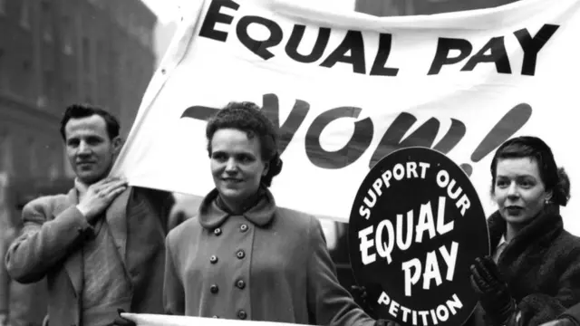 Дебаты о равной оплате труда идут многие десятилетия: на снимке активисты на митинге в Лондоне, 1954 год