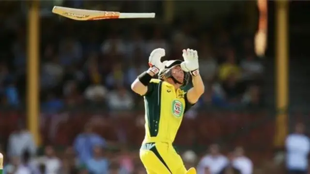 2016లో బుమ్రా బంతికి గాల్లోకి ఎగిరిన డేవిడ్ వార్నర్ బ్యాట్