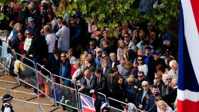 Kerumunan orang di jalan The Mall, Buckingham Palace.