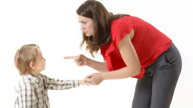 Mujer regaña a su hijo