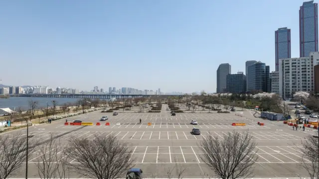 서울시가 코로나19 확산 방지를 위해 벚꽃축제를 취소하고, 여의도한강공원 주차장을 폐쇄했다