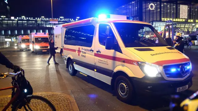 德国红十字会救护车抵达现场救护伤员。