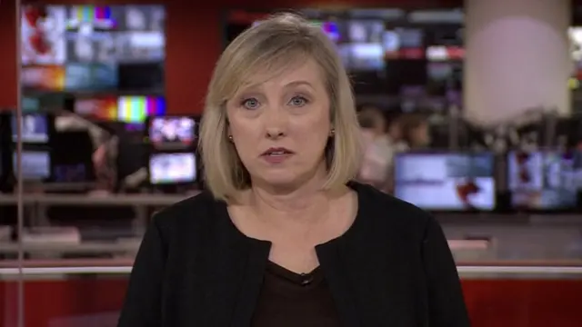 बीबीसी न्यूज़ पर प्रिंस फ़िलिप की मौत की ख़बर देतीं बीबीसी की न्यूज़ रीडर मार्टिन क्रोक्सेल