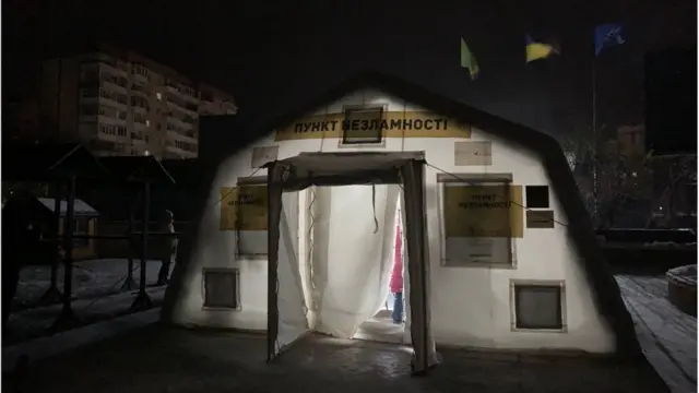 Поруч з міськрадою є ще пункт незламності на площі біля ялинки, але там й інтернет гірший, і ризеток менше