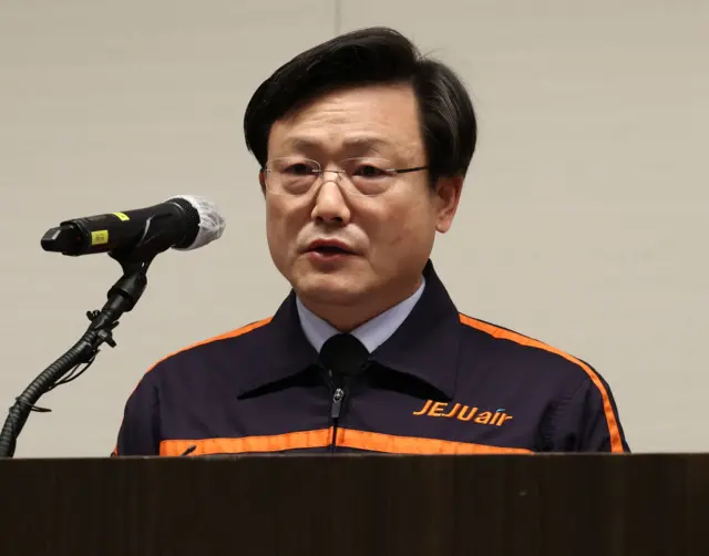 참사 당일인 29일에 브리핑하는 김이배 제주항공 대표