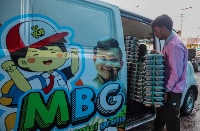 Petugas menyusun ompreng berisi makanan bergizi gratis ke dalam mobil sebelum didistribusikan kepada penerima manfaat di dapur Satuan Pelayanan Pemenuhan Gizi (SPPG) Polres Ternate di Ternate, Maluku Utara, Rabu (6/5/2026).