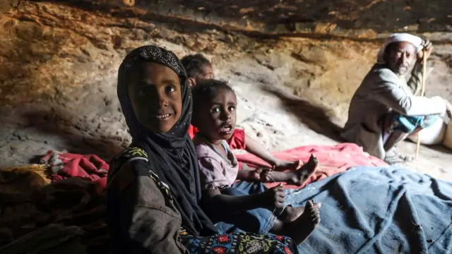 عائلة يمنية من أب وأبنائه الثلاثة لجأت إلى كهف في محافظة تعز