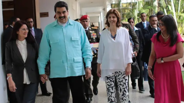El presidente de Venezuela, Nicolás Maduro, junto a la primera dama del país, Cilia Flores, y las cancilleres de Colombia y Venezuela.