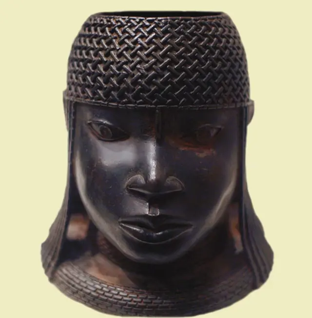 Tête d'oba, sculpture en bronze du XVIe siècle provenant de la cour de l'Empire du Bénin (1440-1897)