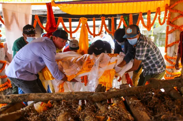 हिलरीको शवलाई बोक्दै जिम मोरिसन