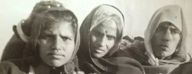 பன்வாரி தேவி(நடுவில்) தனது புகாரை தெரிவித்த போது அவர் பொய் கூறுவதாக குற்றம் சுமத்தப்பட்டார்