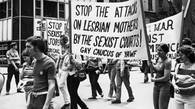 Marš aktivista koji pružaju podršku pravima majkama-lezbejkama na Paradi ponosa u Njujorku 1975