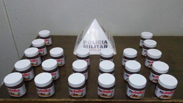 Potes de creme de avelã apreendidos pela Polícia Militar de Minas Gerais após tenativa de furto