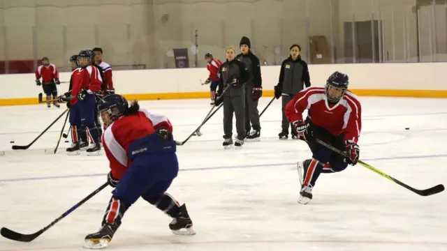 남북 여자 아이스하키 단일팀은 지난 26일 충북 진천 선수촌에서 첫 합동훈련을 가졌다