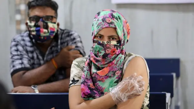 কোভিশিল্ড টিকা নিয়ে অপেক্ষমান এক নারী