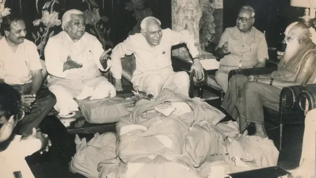 1991માં ગુજરાતના ગવર્નર સ્વરૂપ સિંહને અયોધ્યામાં રામ મંદિરના નિર્માણની માગ કરતા હજારો પોસ્ટ કાર્ડ સોંપવા પહોંચેલા કેશુભાઈ પટેલ સાથે વિશ્વ હિંદૂ પરિષદના પ્રવીણ તોગડિયા.