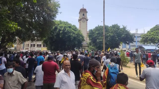 கொழும்பு மக்கள் கண்ணீர் புகை குண்டு வீச்சு