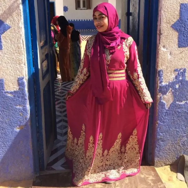 शादी की ड्रेस में सेली