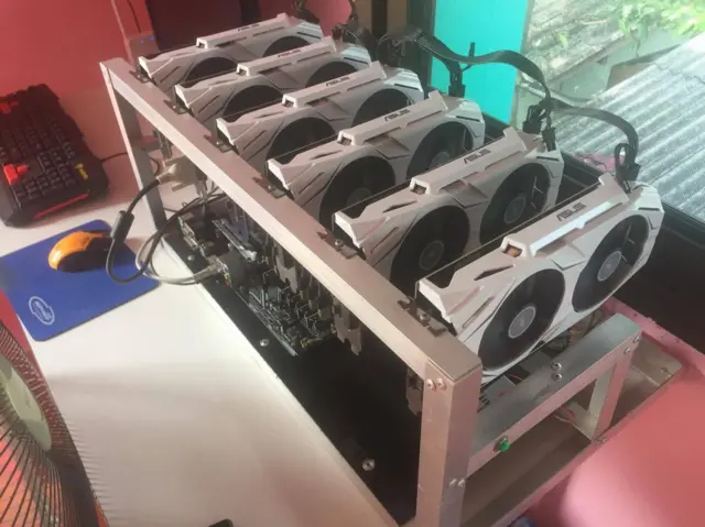 อดิศร พลอยมีรัศมี เปิดพัดลมช่วยระบายความร้อนออกนอกหน้าต่าง