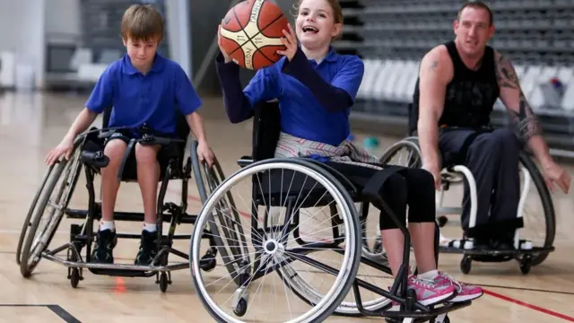 성인은 아이들이 안전하다고 느끼며 자라나는 환경을 만드는 데 도움을 주는 역할 모델이 될 수 있다