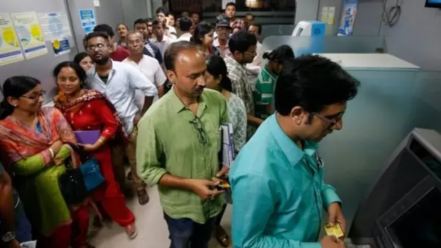 एटीएम में क़तार