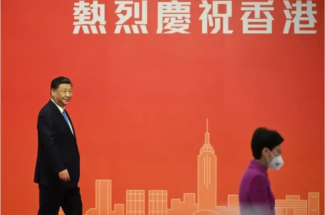 香港媒体预计习近平和夫人将会在傍晚出席林郑月娥设的欢迎晚宴