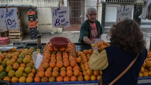 Mulher comprando frutasvaidebet quando foi fundadafeira livre