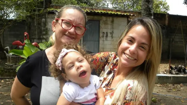 Ana com a filha e a neta