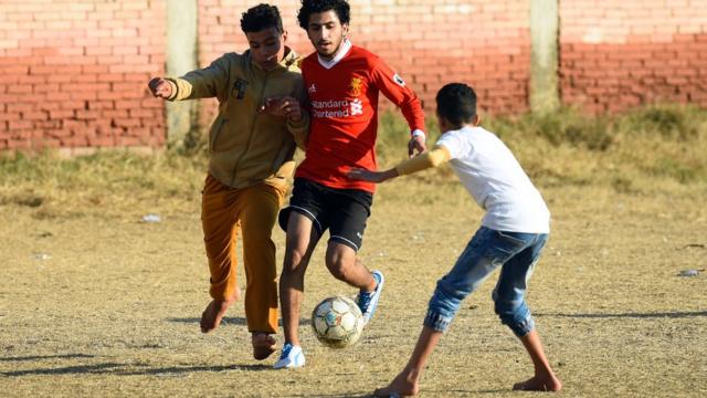 Mo Salah joga futebol com crianças no Centro de Jovens Mohamed Salah, em Nagrig