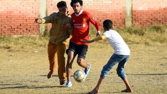 Mo Salah joga futebol com crianças no Centrosport net apostasJovens Mohamed Salah,sport net apostasNagrig