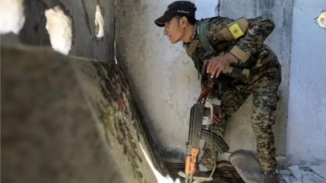 مقاتل من قوات سوريا الديمقراطية