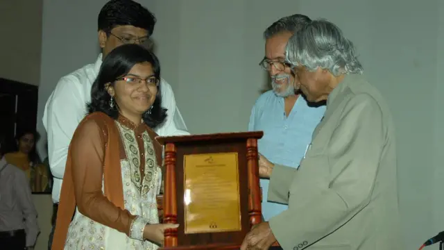 அப்துல் கலாமிடம் விருது பெறுகிறார்