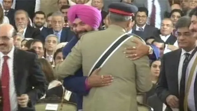 ਪਾਕਿਸਤਾਨ ਦੇ ਫੌਜ ਮੁਖੀ ਜਨਰਲ ਕਮਰ ਜਾਵੇਦ ਬਾਜਵਾ ਨੂੰ ਜੱਫੀ ਪਾਉਂਦੇ ਨਵਜੋਤ ਸਿੰਘ ਸਿੱਧੂ