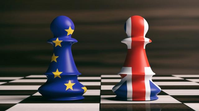 Juego de ajedrez con banderas de Reino Unido y la Unión Europea