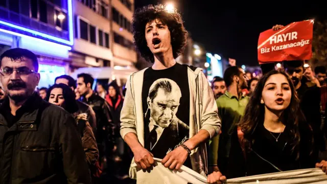 متظاهرون يحتجون على نتائج الاستفتاء