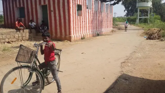 "الخوف من اللعنة" يدفع قرية هندية لمنع ارتداء الأحذية