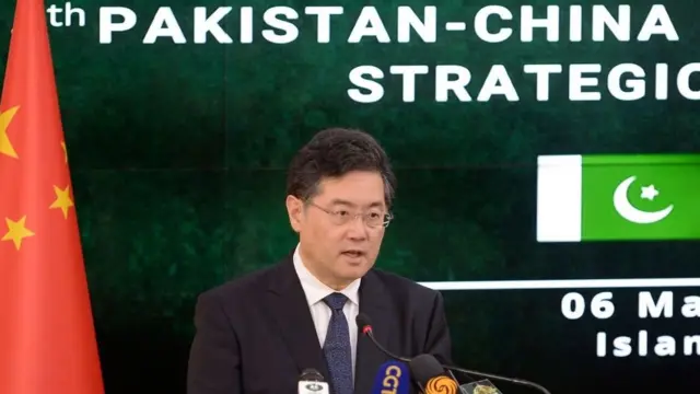 د چین بهرنیو چارو وزیر د پاکستان، چین او افغانستان په ګډه غونډه کې د ګډون لپاره اسلام اباد ته تللی و.