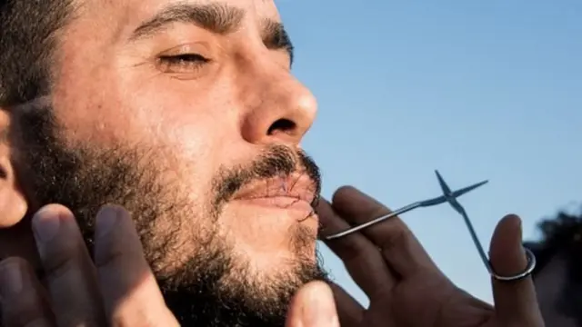 นักเคลื่อนไหวบางคนใช้การเย็บปากแสดงการประท้วง แต่เหตุการณ์ที่เกิดขึ้นในจีน ถือเป็นครั้งแรกที่มีคนเย็บปากเป็น "แฟชั่น"